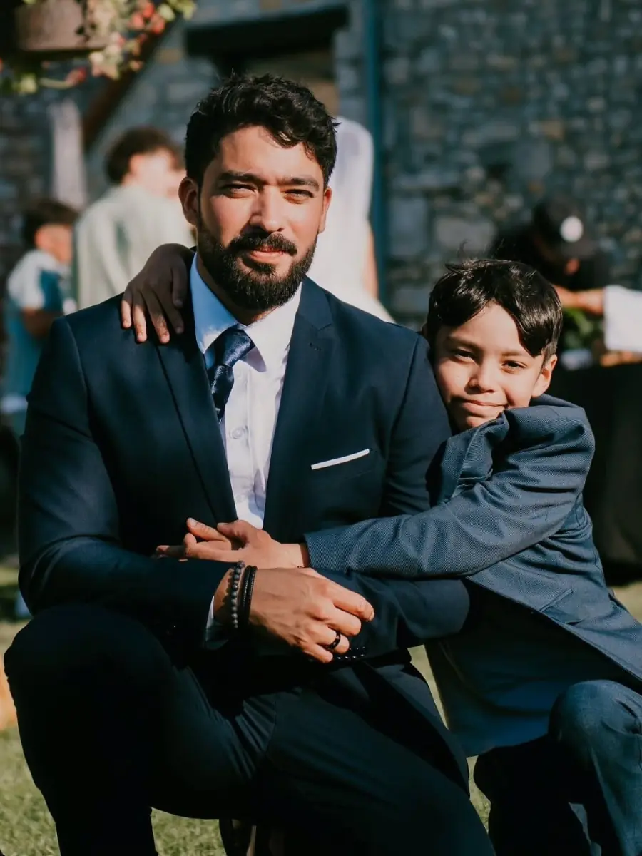 Edgar avec un enfant lors d’une célébration